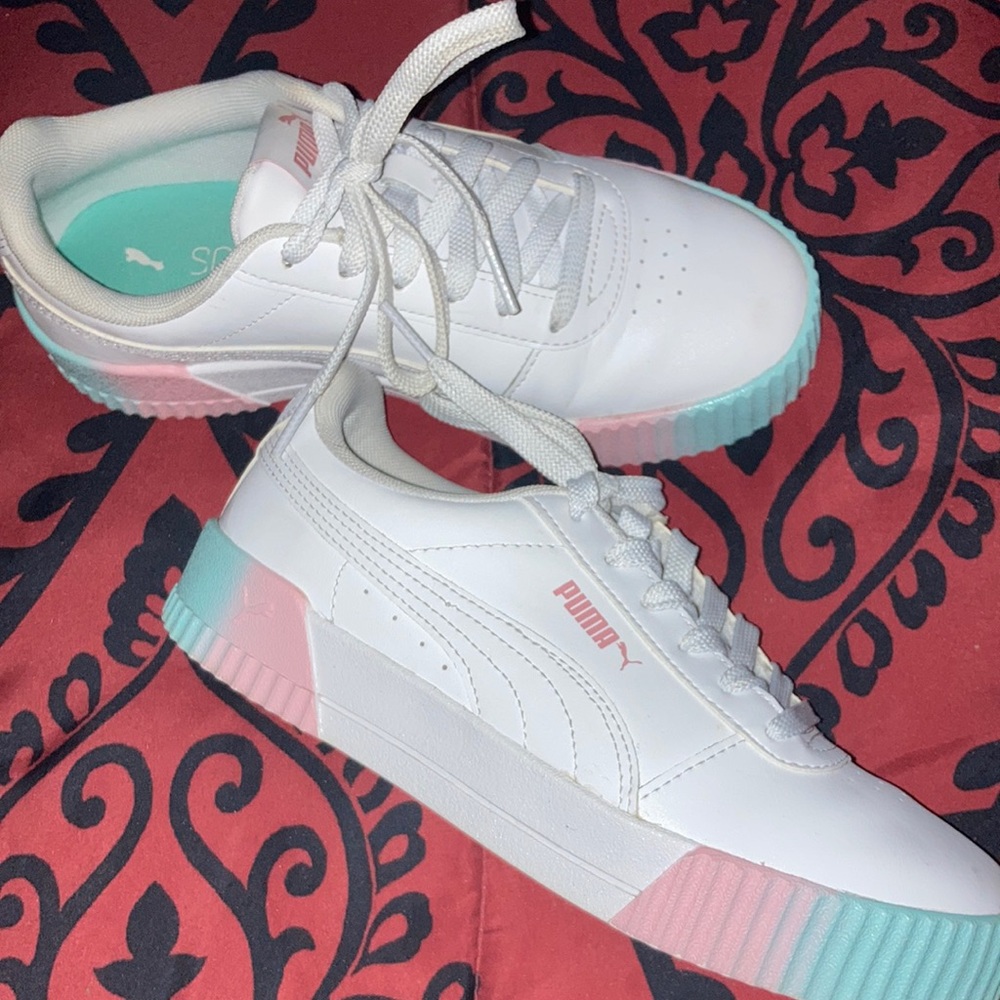 Used a few times kids size 4.5 Puma sneakers